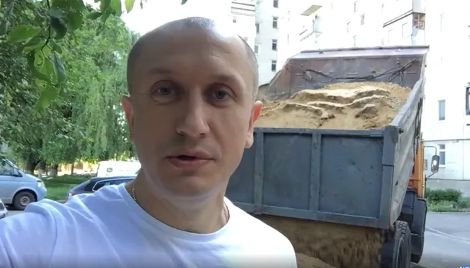 Луцький депутат вирішив засипати округ піском