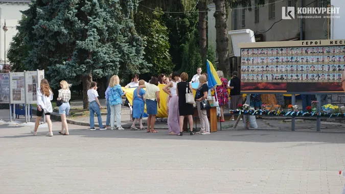 У День прапора лучани вбрались у сорочки, а будинки прикрасили стягами (фото)