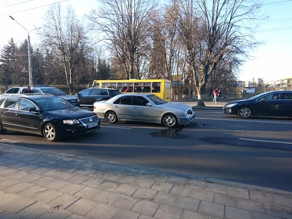 Біля «Авангарду» зіткнулися три автівки, рух ускладнений (фото)