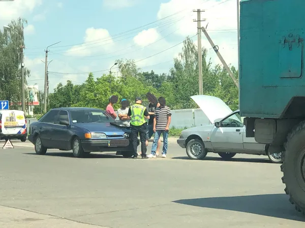 У Луцьку біля польського консульства не розминулися авто (фото)