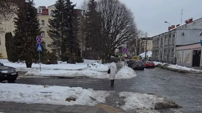 У Луцьку люди ігнорують перенесені пішохідні переходи (відео)