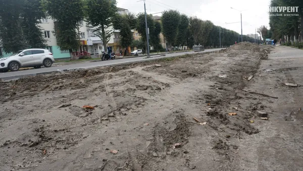 Їздять, ходять, ремонтують: що відбувається на проспекті Волі у Луцьку (фото)