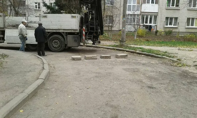 Лучани самостійно встановлюють обмежувачі руху на місці демонтованих (фото)