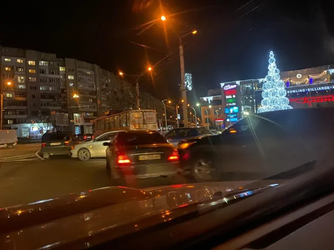 Біля РЦ «Промінь» – аварія за участі п'яти автомобілів (фото)