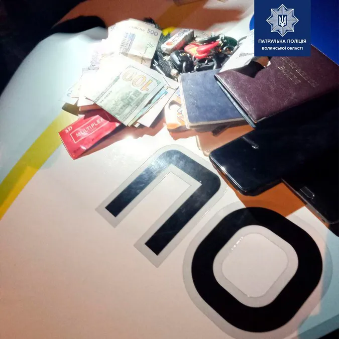 У Луцьку п'яний водій за 100 «баксів» хотів «вирішити питання» з патрульними (відео)