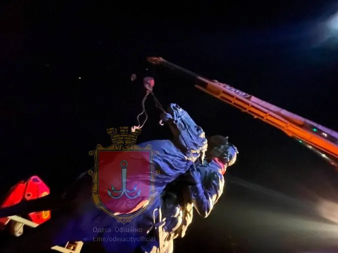 В Одесі демонтували пам’ятник Катерині ІІ (фото)