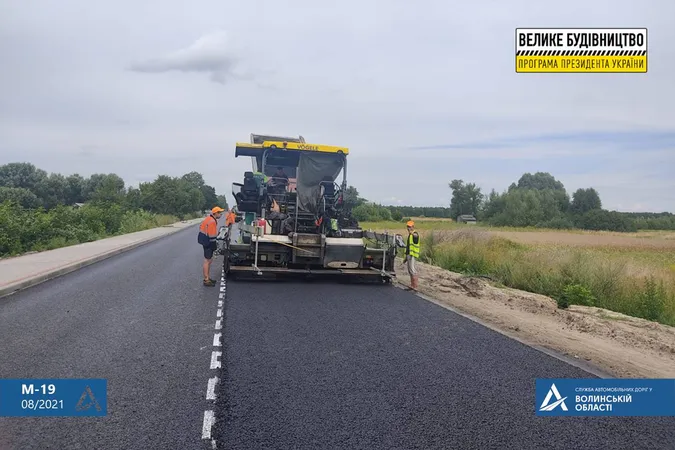 Працювали вдень і вночі: на Волині закінчили ще 7 кілометрів автошляху (фото)
