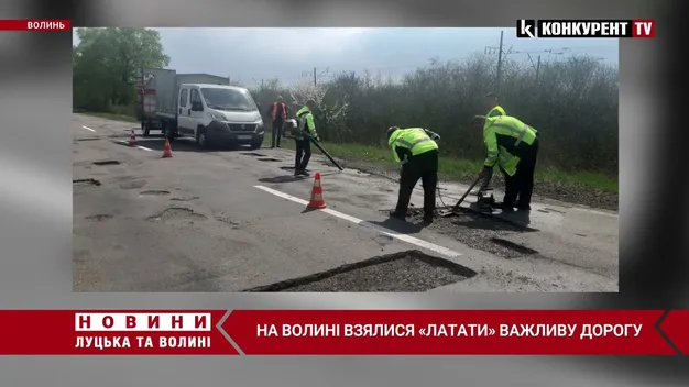 Війна внесла свої корективи: на Волині «латають» важливу дорогу (фото, відео)