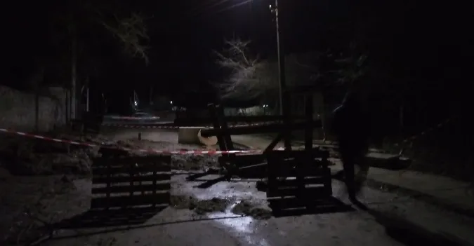 У Володимирі автівка ледь не впала у 4-метрову яму через розваги п'яних молодиків (фото)
