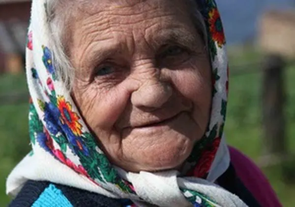 Бабуся вилізла у вікно та втекла з дому, аби купити хустку на Великдень