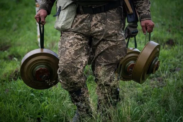 Мінують поля і риють траншеї: Україна робить північний кордон непрохідним (фото)