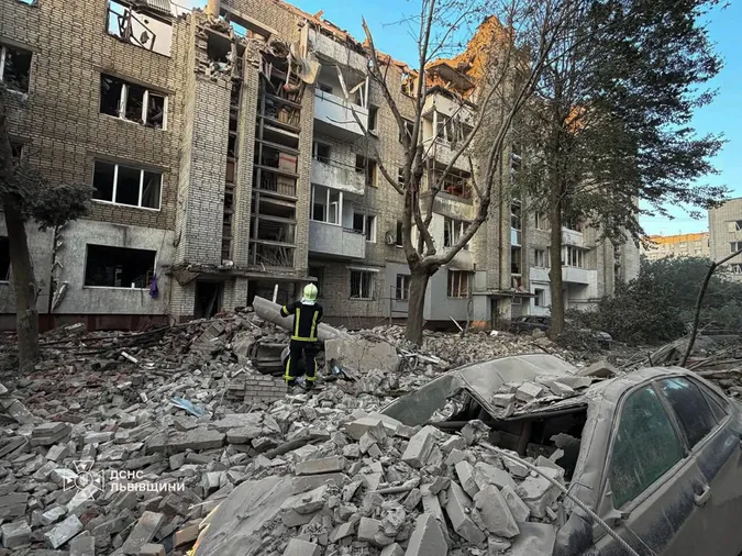 Ракети влучили у житлові будинки у Львові – є постраждалі, під завалами шукають людей (фото)