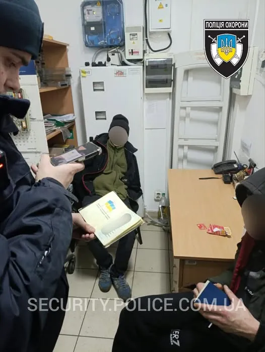 Алкогольні гурмани з Волині попалися на крадіжці у Рівному (фото)