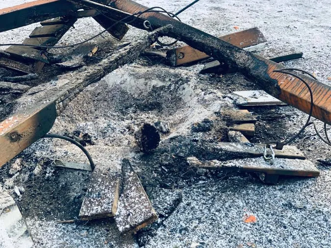 На Волині відпочивальники-вандали спалили паркан та гойдалку (фото, відео)