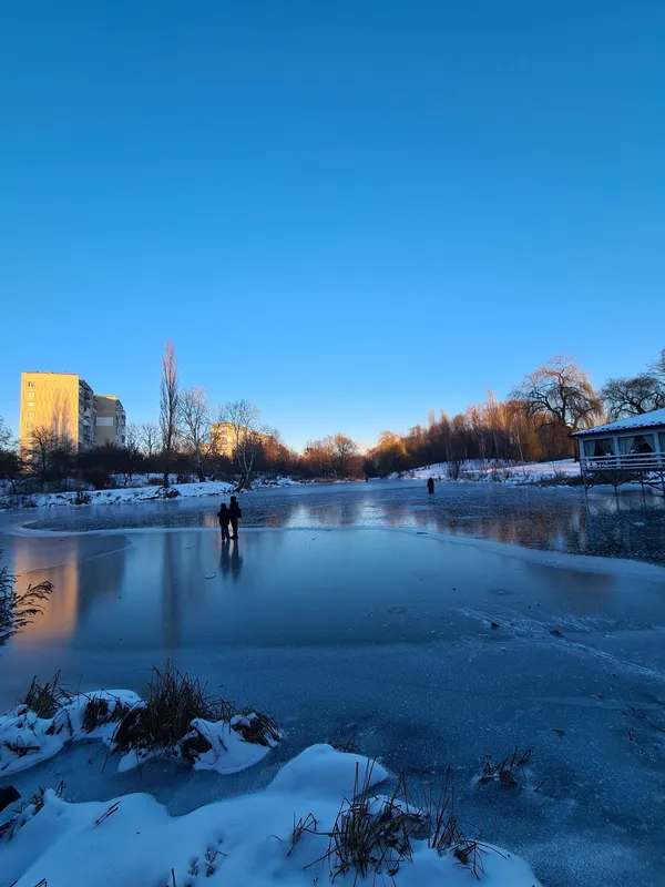 Свіжо й морозно: вечір в одному з луцьких парків (фото)
