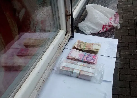 У Луцьку слідчого та експерта-криміналіста затримали на хабарі (фото)