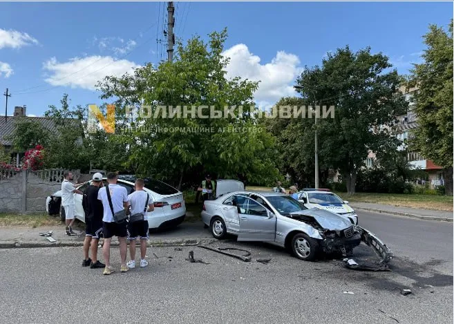 Від удару відкинуло в паркан: у Луцьку не розминулись Mercedes і Tesla (фото)