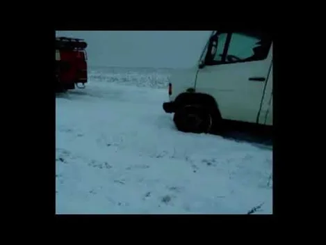 На Волині вивільнили зі снігового замету автобус та п'ять автомобілів (фото, відео)
