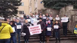 "Не проти вакцинації – проти дискримінації": у Луцьку протестують батьки (фото, оновлюється)