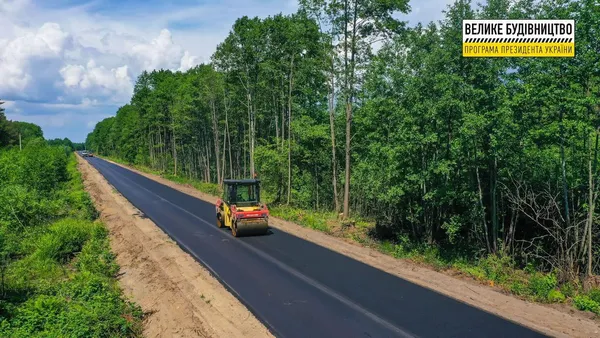 Понад Люцимером і до Світязя: на Волині асфальтують дорогу (фото)
