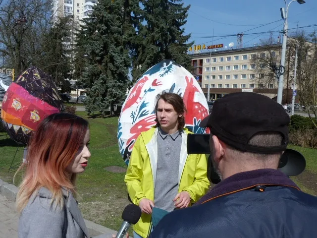 Художник Влад Холодний  дає інтерв'ю