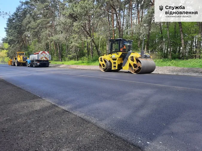 На автодорозі Луцьк – Ківерці облаштовують узбіччя (фото)