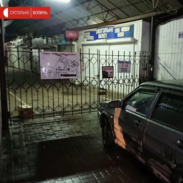 Люди вночі стерегли Старий ринок у Луцьку (фото)