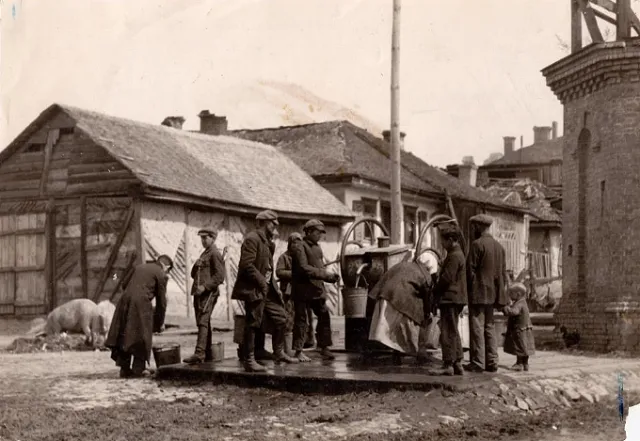 Процес набору води з криниці на вулиці Караїмській, 1930-ті. Фото з архіву Дослідницького інституту їдиш