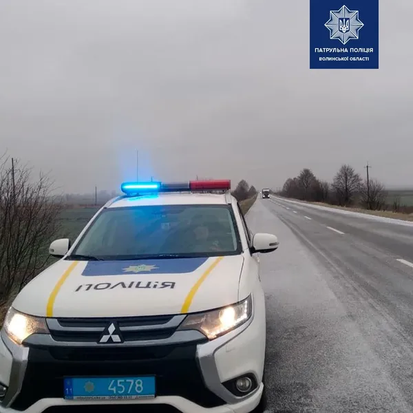 У Звірові – вантажівка, в Луцьку – бус: автівки занесло на дорозі