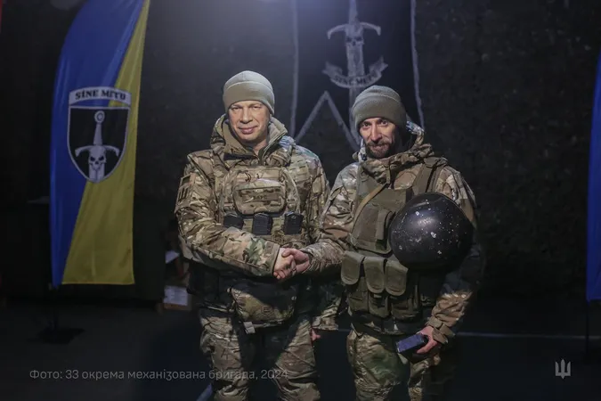 Сирський нагородив «Хрестом Хоробрих» механіка-водія танка з Горохівщини