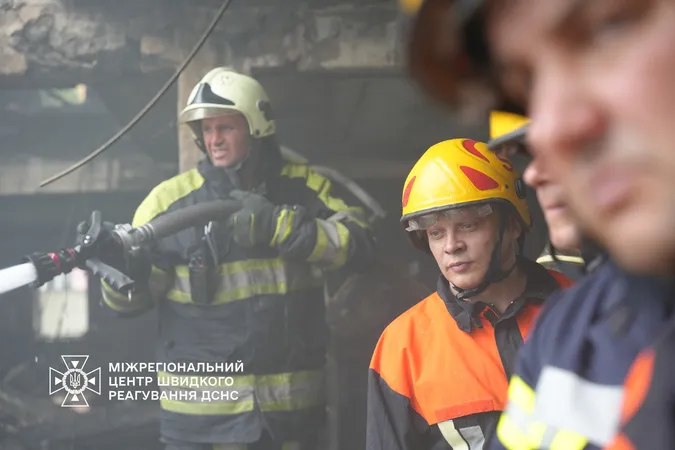 Понад 16 годин приборкували масштабну пожежу на підприємстві в Ромнах (відео)