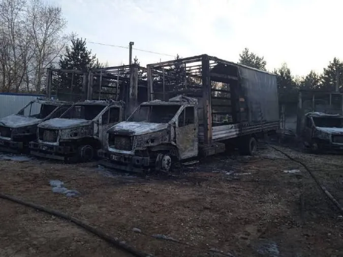 У тверській області в масштабній пожежі згоріли 38 вантажівок (фото)