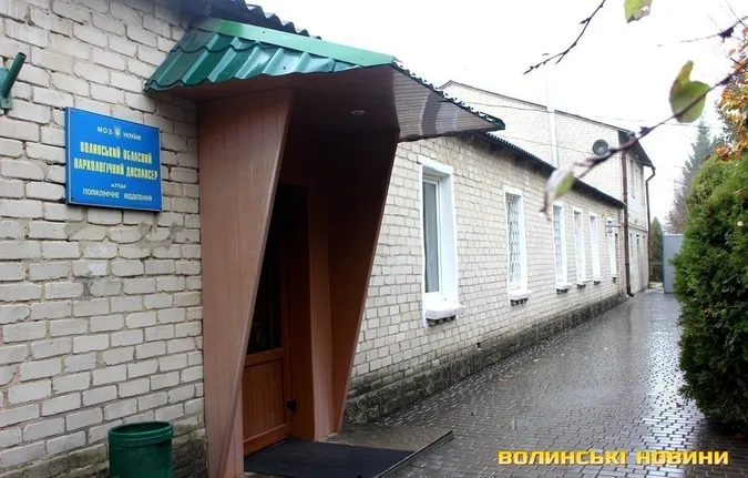 У Луцьку п'яний чоловік замінував наркодиспансер, бо його не пустили покурити (відео)