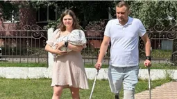 Зворушливо: військовий з Волині, яикй вчиться ходити на протезах, забрав сина і дружину з пологового (фото, відео)