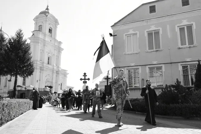 У Луцьку попрощалися із загиблим воїном Русланом Собуцьким (фото, відео)