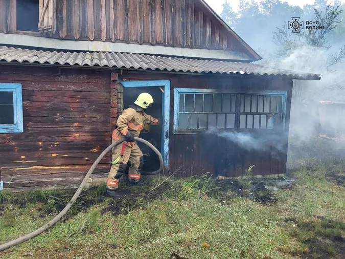 Спалахнула трава – горіла й хата: на Волині рятувальники загасили пожежу (фото)