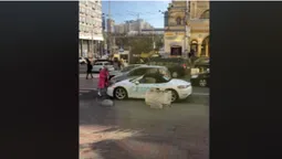 Гламурна білявка сокирою розтрощила дорогу іномарку (відео)