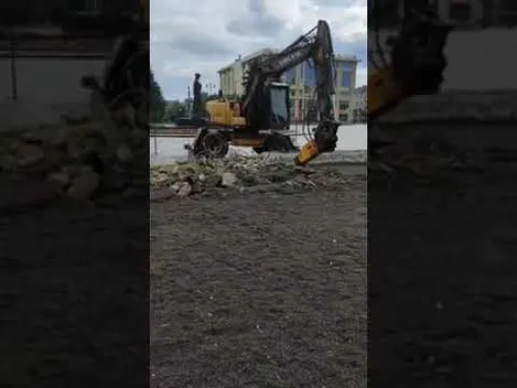 Історична подія: як зносять «бетонне корито» в центрі Луцька (відео)