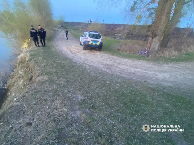 Трагедія на Рівненщині: тіло 3-річного хлопчика знайшли у водоймі, розшукують його братика (фото)