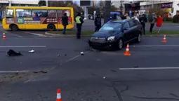 Відірване колесо і побитий капот: у Луцьку авто влетіло в стовп (фото)