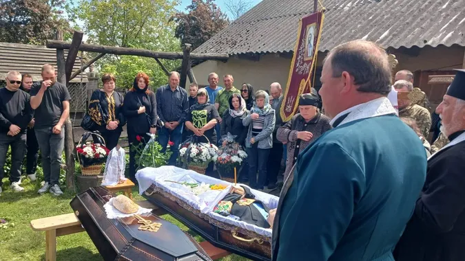 Помер від важкої хвороби: на Волині поховали Захисника Володимира Головашова (фото)