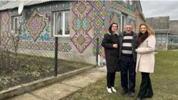 Хата-вишиванка: волинянин оздобив власний будинок пластмасовими кришечками