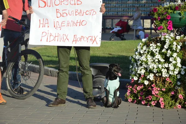 «Жыве Беларусь»: лучани вийшли на Театральний майдан, аби підтримати сусідній народ (відео)