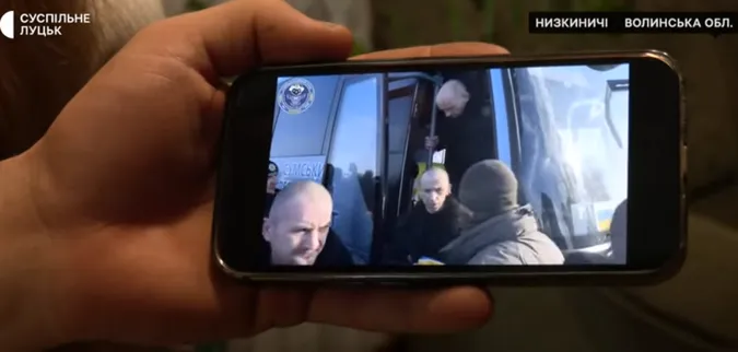 Схуд на 30 кілограмів: звільненого з полону волинянина чекають вдома (відео)