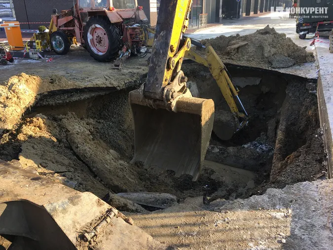 Прорив на водогоні біля «ПортCity»: показали масштаби провалля (фото, відео)