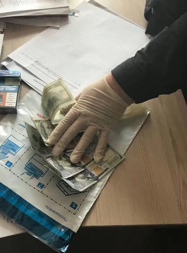 Начальника відділу однієї з волинських тергромад взяли на хабарі (фото)