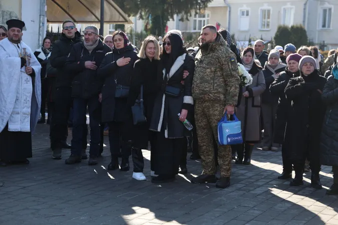 У Луцьку попрощалися із загиблими воїнами Владиславом Петруком та Андрієм Серганчуком (фото)