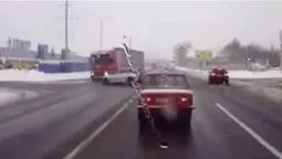 Недалеко від Луцька BMW врізалось в Audi та ледь не потрапило під фуру (відео)