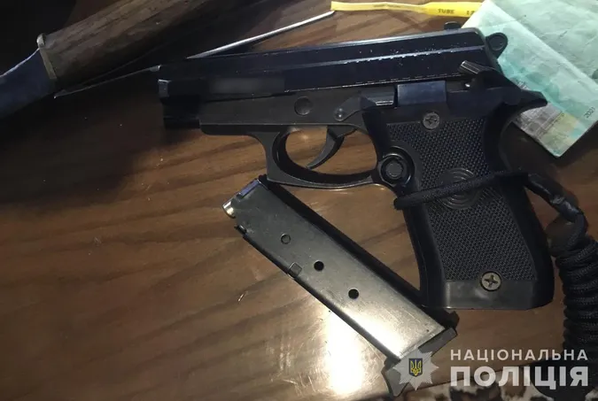 У Луцькому районі схопили розбійника з кілограмом «шмалі» і зброєю (фото)
