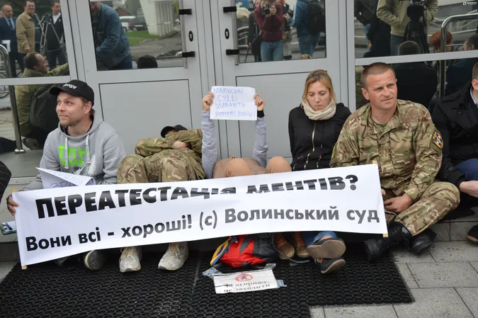 Активісти протестували  проти поновлення на посаді двох правоохоронців